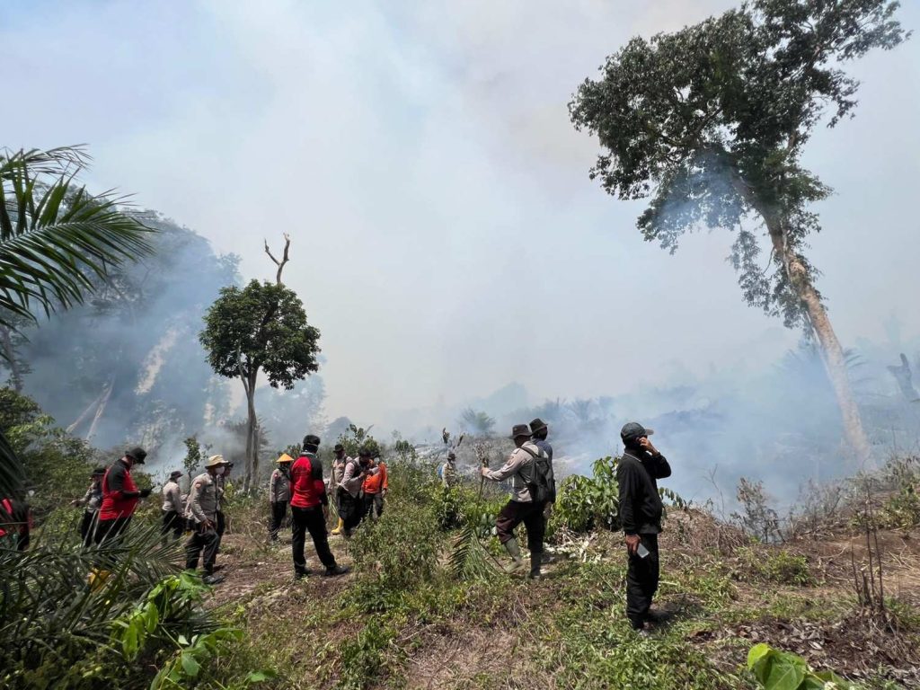 Padamkan Api, Kapolres Rokan Hulu AKBP Emil Eka Putra Libatkan Seluruh Perwira