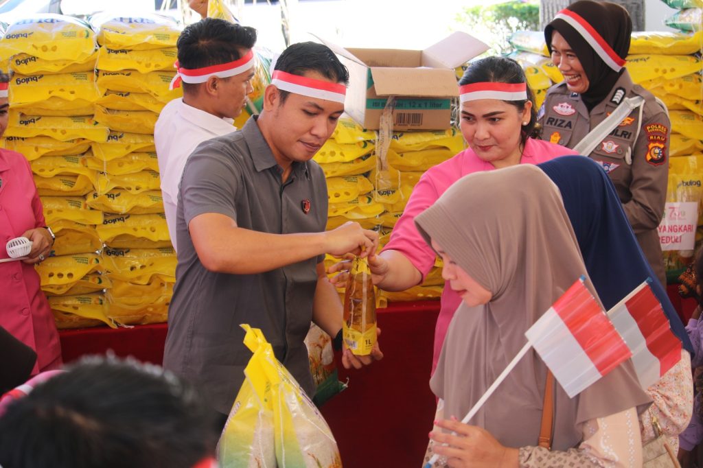 Gelar Bazar Pangan, Polres Rohul Berikan Subsidi Beras dengan Harga Paling Murah