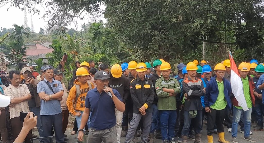 Buntut Semenisasi Jalan di Batasi Tonase, Warga dan Karyawan PT MAN Demo di Kantor DPRD Rohul