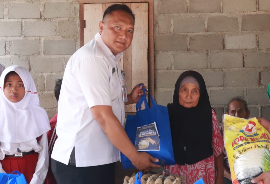 Bagikan Bansos untuk Anak Yatim dan Warga Sekitar, Lapas Pasir Pangarayan Wujudkan Pemasyarakatan Pasti Bermanfaat untuk Masyarakat